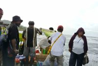 Ketua Bidang Pendidikan Pemuda Katolik Komda Papua Tengah menyerahkan bantuan kepada warga pengungsi di Sinak, Papua.