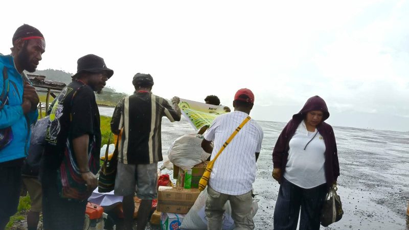 Ketua Bidang Pendidikan Pemuda Katolik Komda Papua Tengah menyerahkan bantuan kepada warga pengungsi di Sinak, Papua.