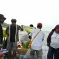 Ketua Bidang Pendidikan Pemuda Katolik Komda Papua Tengah menyerahkan bantuan kepada warga pengungsi di Sinak, Papua.
