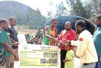 Pemuda Katolik Papua Tengah menyerahkan bantuan kemanusiaan di Bandara Aminggaru, Ilaga, 23 Juni 2025.
