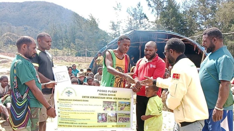 Pemuda Katolik Papua Tengah menyerahkan bantuan kemanusiaan di Bandara Aminggaru, Ilaga, 23 Juni 2025.