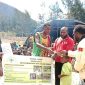 Pemuda Katolik Papua Tengah menyerahkan bantuan kemanusiaan di Bandara Aminggaru, Ilaga, 23 Juni 2025.
