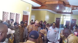 Bupati Deiyai Melkianus Mote melakukan sidak ke kantor OPD untuk memeriksa kehadiran dan kedisiplinan ASN.