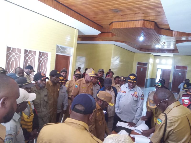 Bupati Deiyai Melkianus Mote melakukan sidak ke kantor OPD untuk memeriksa kehadiran dan kedisiplinan ASN.