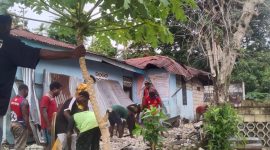 Kondisi terkini pagar pembatas yang terbongkar menimpa atap Asrama Bomou Jayapura, Senin, 2 Juni 2025. 