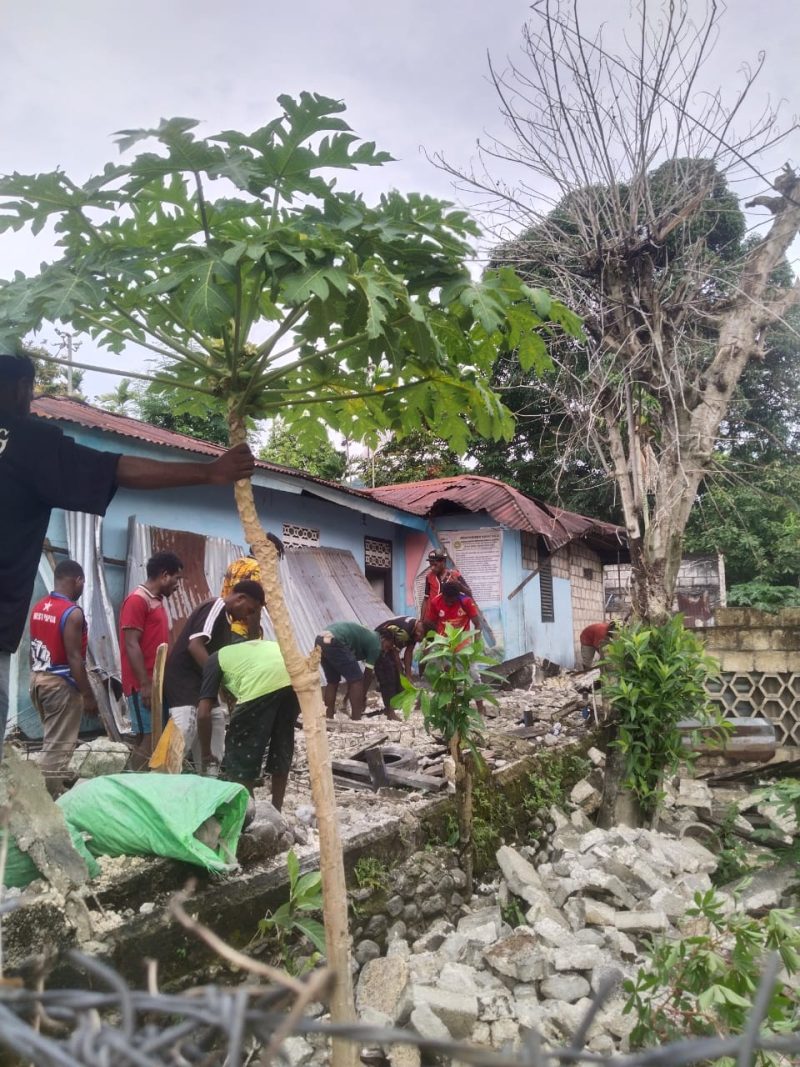 Kondisi terkini pagar pembatas yang terbongkar menimpa atap Asrama Bomou Jayapura, Senin, 2 Juni 2025. 