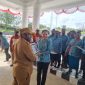 Ketua TP PKK Kabupaten Deiyai menyerahkan Piagam penghargaan atas peraihan juara umum, Juara 2 Pakaian adat, dan Talingkar Cinta di ajang Festival Tifa di Timika 2025.