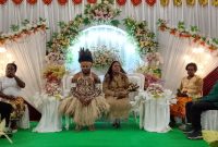 Simeon dan Naomi dalam balutan busana adat Biak dan Mee saat resepsi pernikahan di Wagete, Deiyai, Papua Tengah. (Foto: Dokumentasi Keluarga)
