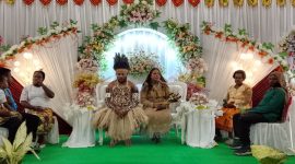 Simeon dan Naomi dalam balutan busana adat Biak dan Mee saat resepsi pernikahan di Wagete, Deiyai, Papua Tengah. (Foto: Dokumentasi Keluarga)