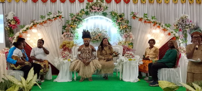 Simeon dan Naomi dalam balutan busana adat Biak dan Mee saat resepsi pernikahan di Wagete, Deiyai, Papua Tengah. (Foto: Dokumentasi Keluarga)