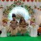 Simeon dan Naomi dalam balutan busana adat Biak dan Mee saat resepsi pernikahan di Wagete, Deiyai, Papua Tengah. (Foto: Dokumentasi Keluarga)
