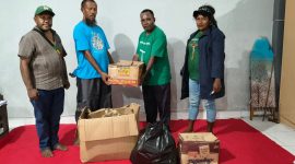 Ketua Pemuda Katolik Papua Tengah, Tino Mote, menyerahkan bantuan secara simbolis kepada Titus Ruban di Asrama KSK Nabire. (Foto: Dokumentasi Pemuda Katolik)