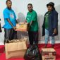Ketua Pemuda Katolik Papua Tengah, Tino Mote, menyerahkan bantuan secara simbolis kepada Titus Ruban di Asrama KSK Nabire. (Foto: Dokumentasi Pemuda Katolik)