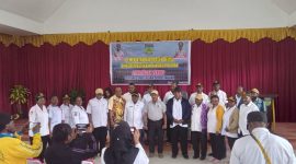 Sekretaris Daerah Kabupaten Deiyai, Bapak Elimelek Edowai, saat membuka Bimtek Pengelolaan Perpustakaan, menandakan komitmen pemerintah daerah terhadap literasi.