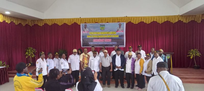 Sekretaris Daerah Kabupaten Deiyai, Bapak Elimelek Edowai, saat membuka Bimtek Pengelolaan Perpustakaan, menandakan komitmen pemerintah daerah terhadap literasi.