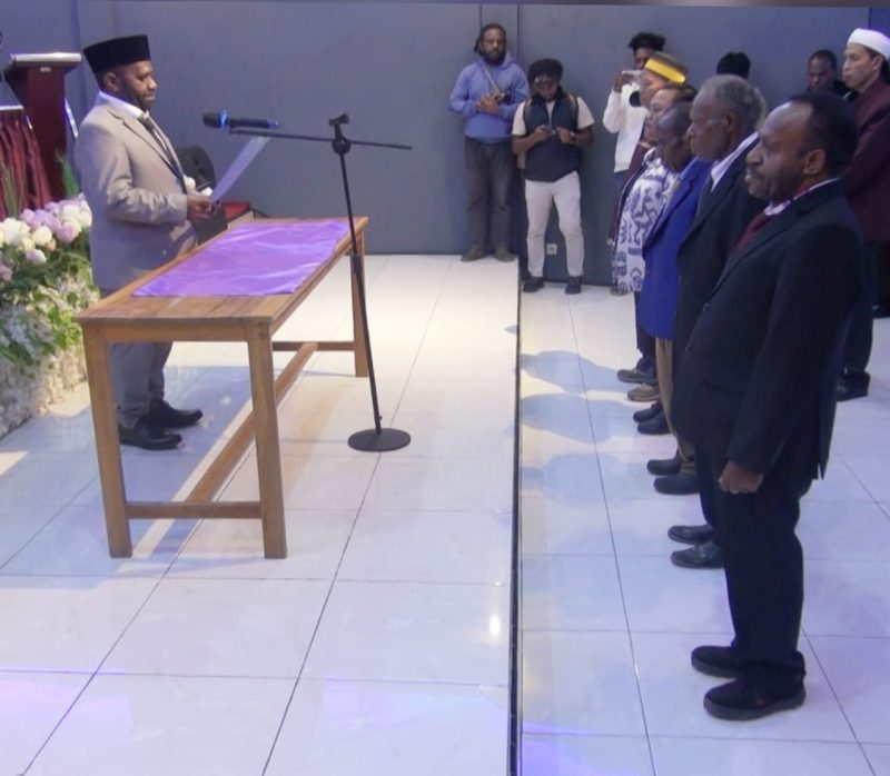 Pengurus FKUB Kabupaten Deiyai dilantik langsung oleh Bupati Melkianus Mote di GBI Waghete, Kamis 26 Juni 2025.