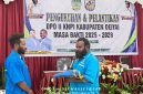 Ketua Terpilih Melison Dogopia saat menerima Bendera KNPI dari Plt. Ketua KNPI Fransiskus Takimai, S.I.Kom Sabtu, 28 Juni 2025. 