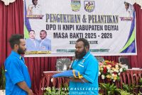 Ketua Terpilih Melison Dogopia saat menerima Bendera KNPI dari Plt. Ketua KNPI Fransiskus Takimai, S.I.Kom Sabtu, 28 Juni 2025. 