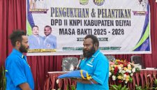 Ketua Terpilih Melison Dogopia saat menerima Bendera KNPI dari Plt. Ketua KNPI Fransiskus Takimai, S.I.Kom Sabtu, 28 Juni 2025. 