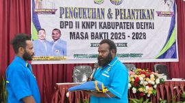 Ketua Terpilih Melison Dogopia saat menerima Bendera KNPI dari Plt. Ketua KNPI Fransiskus Takimai, S.I.Kom Sabtu, 28 Juni 2025. 