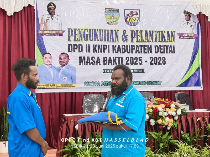 Ketua Terpilih Melison Dogopia saat menerima Bendera KNPI dari Plt. Ketua KNPI Fransiskus Takimai, S.I.Kom Sabtu, 28 Juni 2025. 