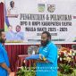 Ketua Terpilih Melison Dogopia saat menerima Bendera KNPI dari Plt. Ketua KNPI Fransiskus Takimai, S.I.Kom Sabtu, 28 Juni 2025. 