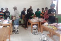 Ibu-ibu pelaku UMKM di desa tengah mengolah ubi menjadi keripik siap jual, bagian dari gerakan pangan lokal mandiri.