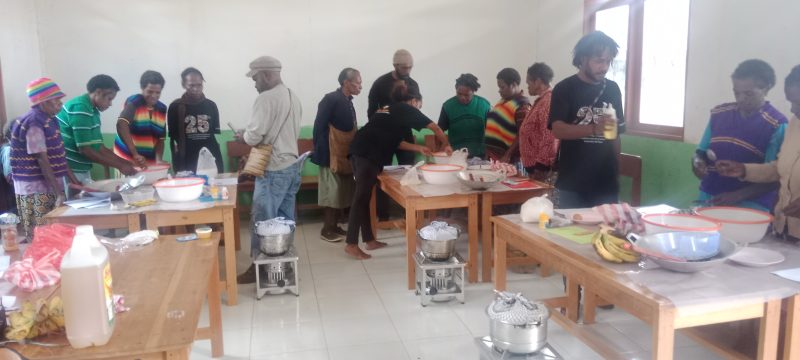 Ibu-ibu pelaku UMKM di desa tengah mengolah ubi menjadi keripik siap jual, bagian dari gerakan pangan lokal mandiri.