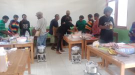 Mama-mama Watiyai mempraktikkan cara membuat kue dari pisang dan ubi dalam pelatihan YAPKEMA Papua, Sabtu (31/5/2025), di SD Inpres Watiyai, Deiyai.