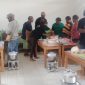 Mama-mama Watiyai mempraktikkan cara membuat kue dari pisang dan ubi dalam pelatihan YAPKEMA Papua, Sabtu (31/5/2025), di SD Inpres Watiyai, Deiyai.