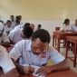 Anak-anak dan orang tua berdiskusi di rumah sambil melihat brosur sekolah baru untuk tahun ajaran mendatang.
