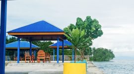 Suasana tenang dan alami di Pantai Kogemani, Nabire Timur. Cocok untuk liburan keluarga, santai, dan memancing.
