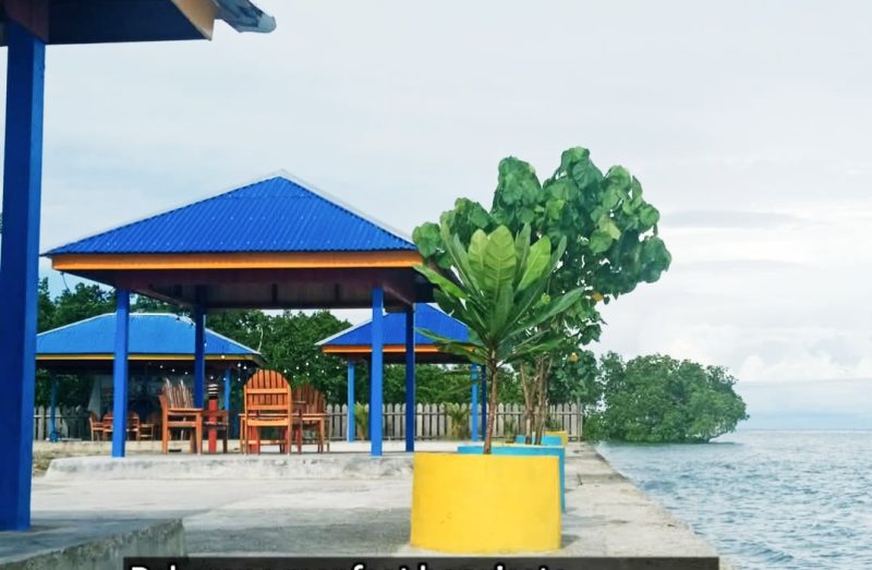 Suasana tenang dan alami di Pantai Kogemani, Nabire Timur. Cocok untuk liburan keluarga, santai, dan memancing.