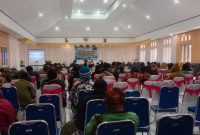 Ibu Frits Bukega sedang memberikan materi tentang pendidikan dan keterampilan keluarga di kegiatan Sosialisasi Indeks Desa di Kabupaten Deiyai, Tahun Anggaran 2025.
