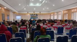 Ibu Frits Bukega sedang memberikan materi tentang pendidikan dan keterampilan keluarga di kegiatan Sosialisasi Indeks Desa di Kabupaten Deiyai, Tahun Anggaran 2025.
