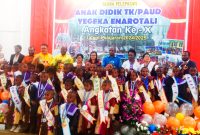 Para siswa TK/PAUD Yegeka Enarotali Angkatan X bersama guru dan orang tua dalam acara pelepasan di Aula Bupati Paniai, 14 Juni 2025.