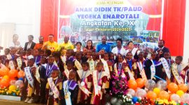 Para siswa TK/PAUD Yegeka Enarotali Angkatan X bersama guru dan orang tua dalam acara pelepasan di Aula Bupati Paniai, 14 Juni 2025.