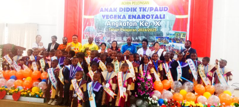 Para siswa TK/PAUD Yegeka Enarotali Angkatan X bersama guru dan orang tua dalam acara pelepasan di Aula Bupati Paniai, 14 Juni 2025.