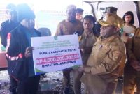Bupati Deiyai serahkan dana pembebasan lahan senilai Rp10 miliar secara tunai kepada pemilik hak ulayat di Lapangan Thomas Adii, Waghete, Senin (16/6/2025).