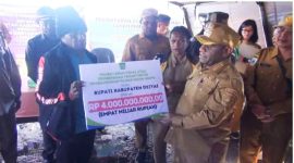 Bupati Deiyai serahkan dana pembebasan lahan senilai Rp10 miliar secara tunai kepada pemilik hak ulayat di Lapangan Thomas Adii, Waghete, Senin (16/6/2025).