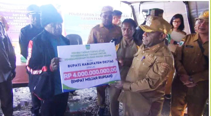 Bupati Deiyai serahkan dana pembebasan lahan senilai Rp10 miliar secara tunai kepada pemilik hak ulayat di Lapangan Thomas Adii, Waghete, Senin (16/6/2025).