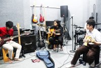 Suasana latihan terjadwal dengan mentor membantu meningkatkan performa dan kekompakan band secara signifikan.