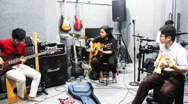 Suasana latihan terjadwal dengan mentor membantu meningkatkan performa dan kekompakan band secara signifikan.