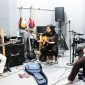 Suasana latihan terjadwal dengan mentor membantu meningkatkan performa dan kekompakan band secara signifikan.