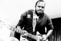 “Gitar Kapok warna hitam oranye, pemberian kakak yang menjadi teman bermain melodi sejak 2009.”