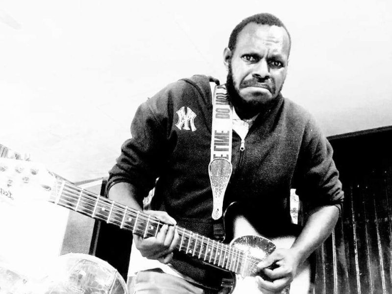 “Gitar Kapok warna hitam oranye, pemberian kakak yang menjadi teman bermain melodi sejak 2009.”