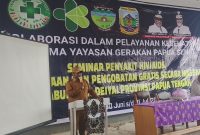 Bupati Deiyai, Melkianus Mote, ST, memberikan sambutan saat membuka seminar dan pengobatan gratis HIV/AIDS di SMK Kesehatan Deiyai, Senin (30/6/2025).