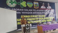 Bupati Deiyai, Melkianus Mote, ST, memberikan sambutan saat membuka seminar dan pengobatan gratis HIV/AIDS di SMK Kesehatan Deiyai, Senin (30/6/2025).