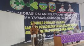 Bupati Deiyai, Melkianus Mote, ST, memberikan sambutan saat membuka seminar dan pengobatan gratis HIV/AIDS di SMK Kesehatan Deiyai, Senin (30/6/2025).