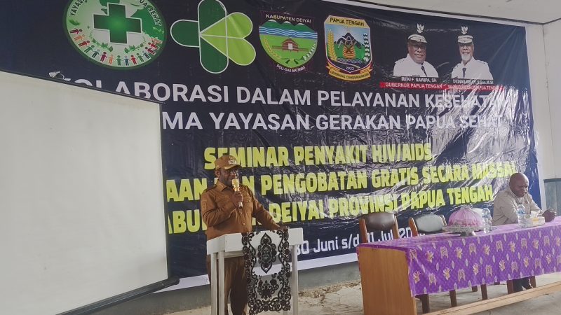 Bupati Deiyai, Melkianus Mote, ST, memberikan sambutan saat membuka seminar dan pengobatan gratis HIV/AIDS di SMK Kesehatan Deiyai, Senin (30/6/2025).
